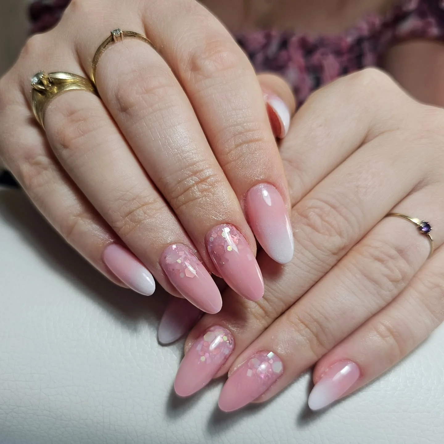 Manicure babyboomer z różowym zdobieniem wykonany w gabinecie Enia