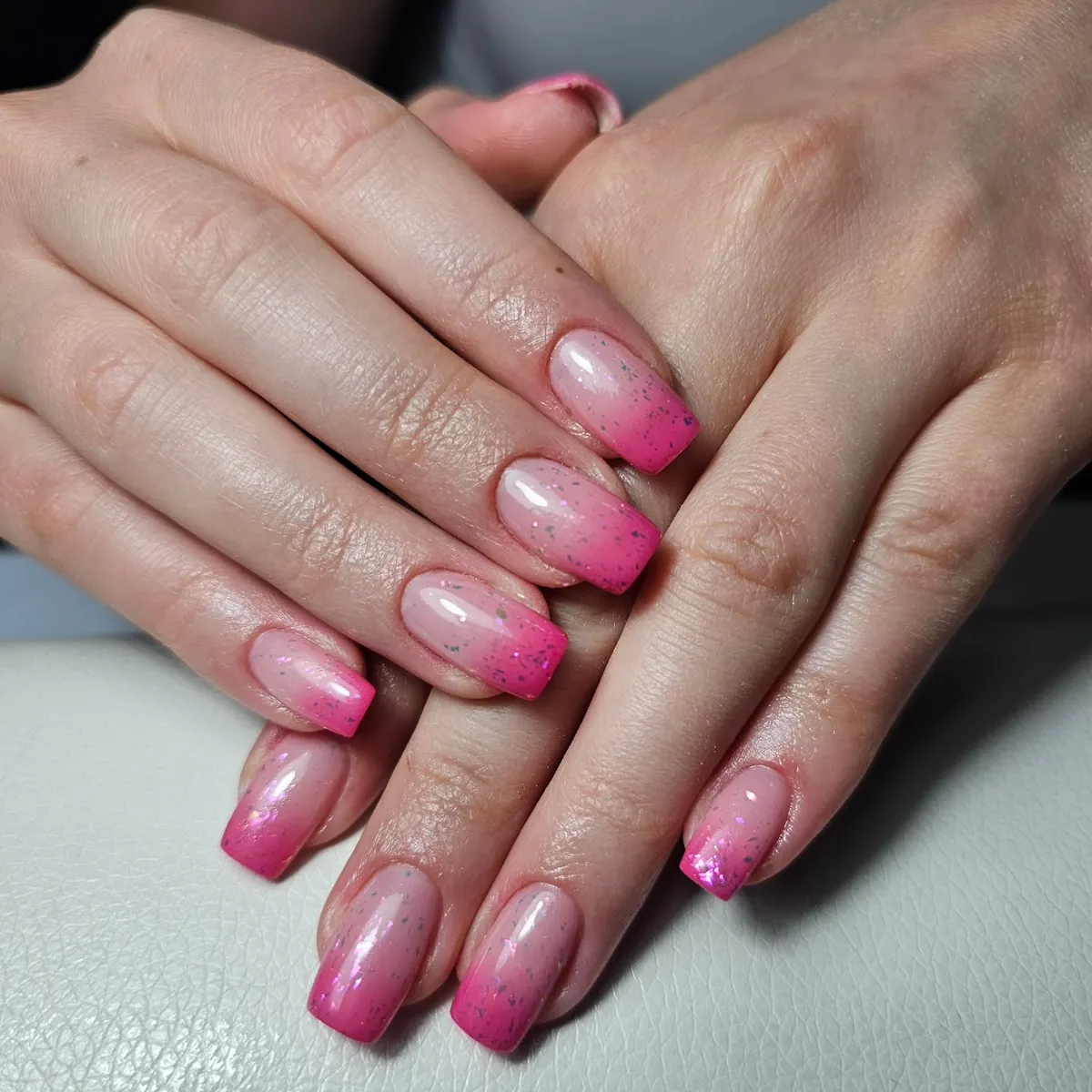 Różowy manicure ombre z delikatnym zdobieniem wykonany w gabinecie Enia